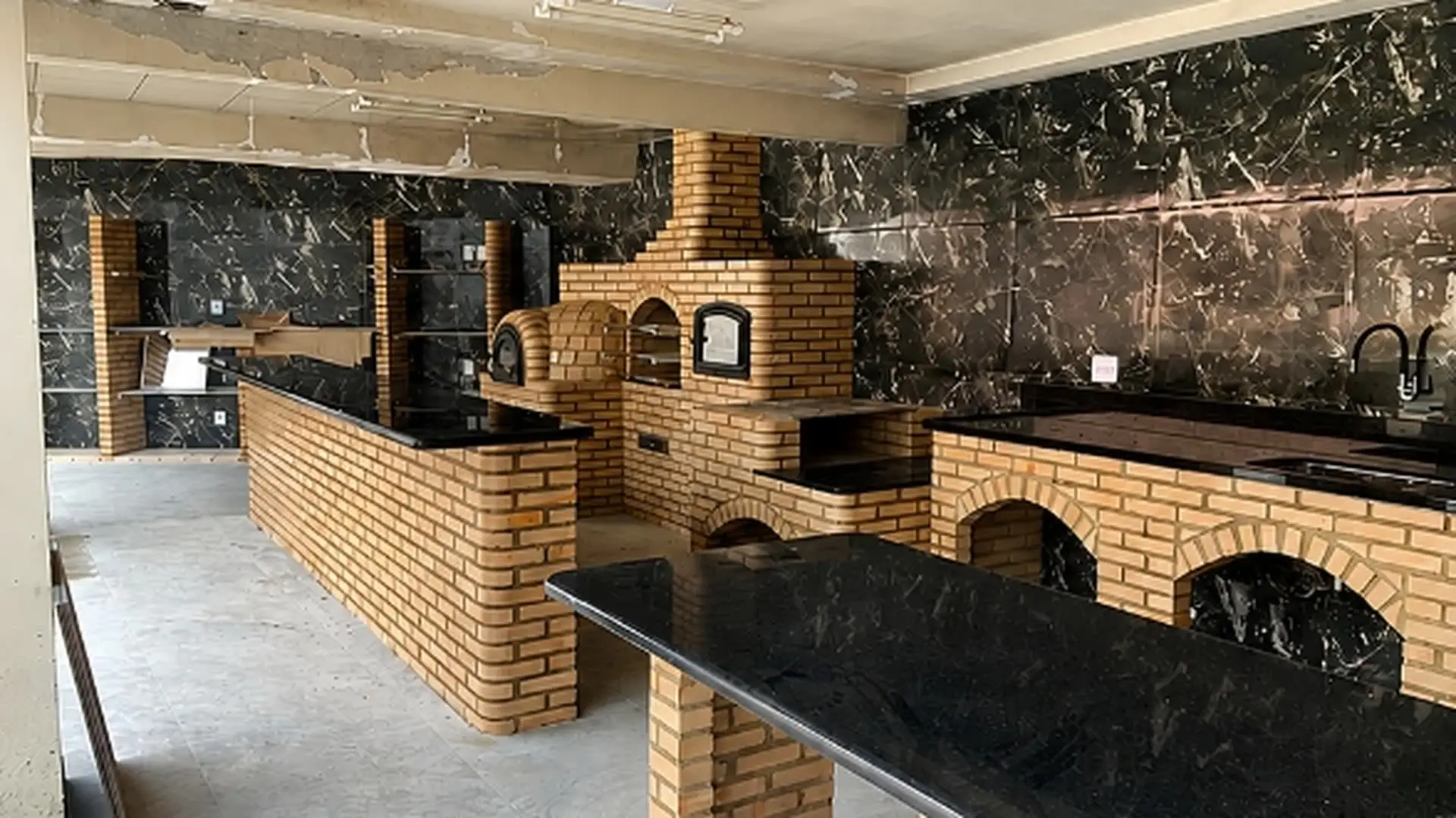 Churrasqueira de tijolos maciços com forno de pizza — projeto artesanal Rio de Janeiro